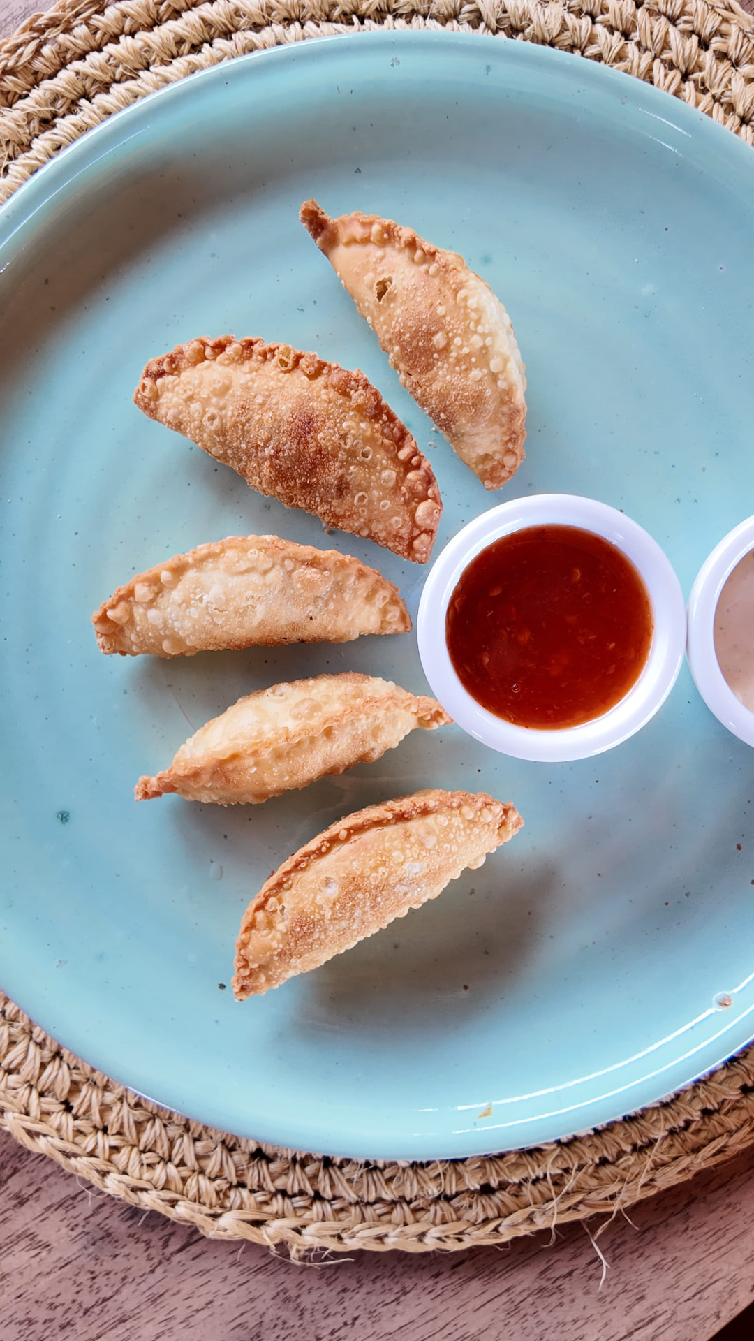 Empanadas acompañadas de salsa