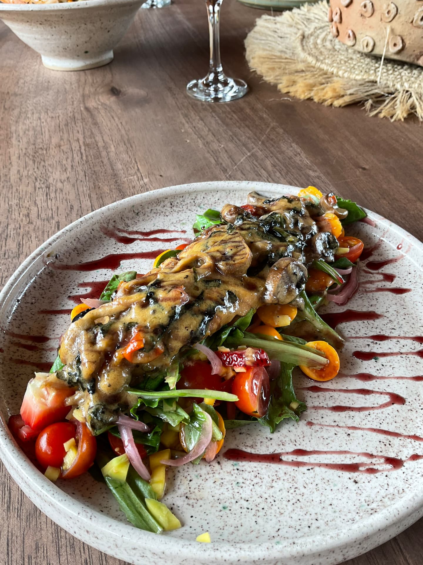 Ensalada fresca con salsa de la casa