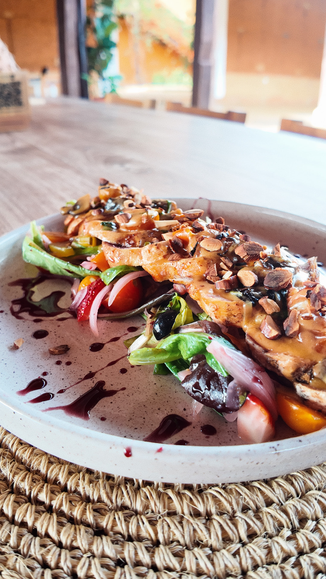 Ensalada de la casa con vegetales y almendras
