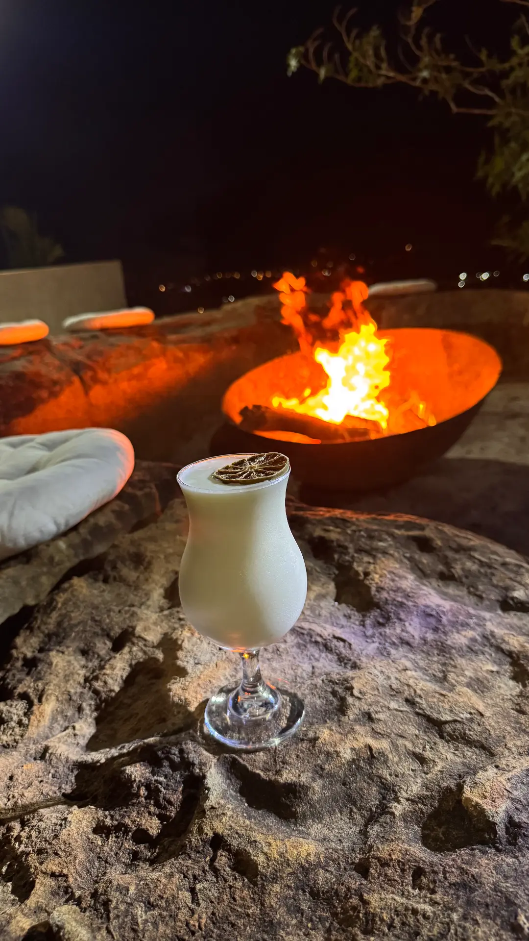 Coctel junto al fogatero en la noche