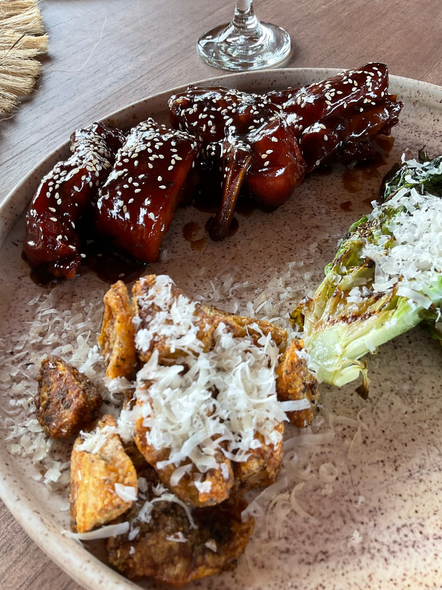 Costillas glaseadas con papas y lechuga asada