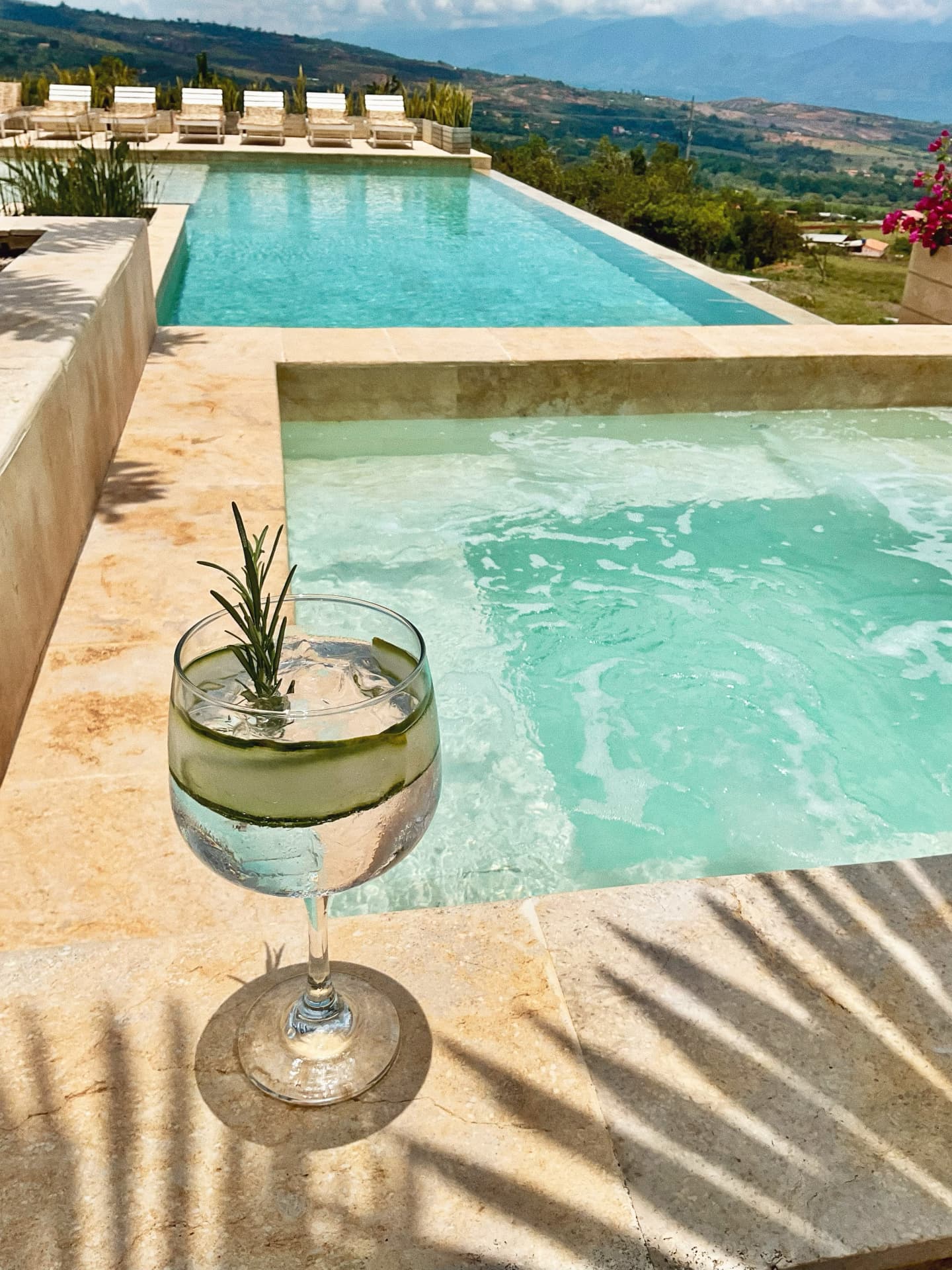 Cóctel en la terraza junto a la piscina