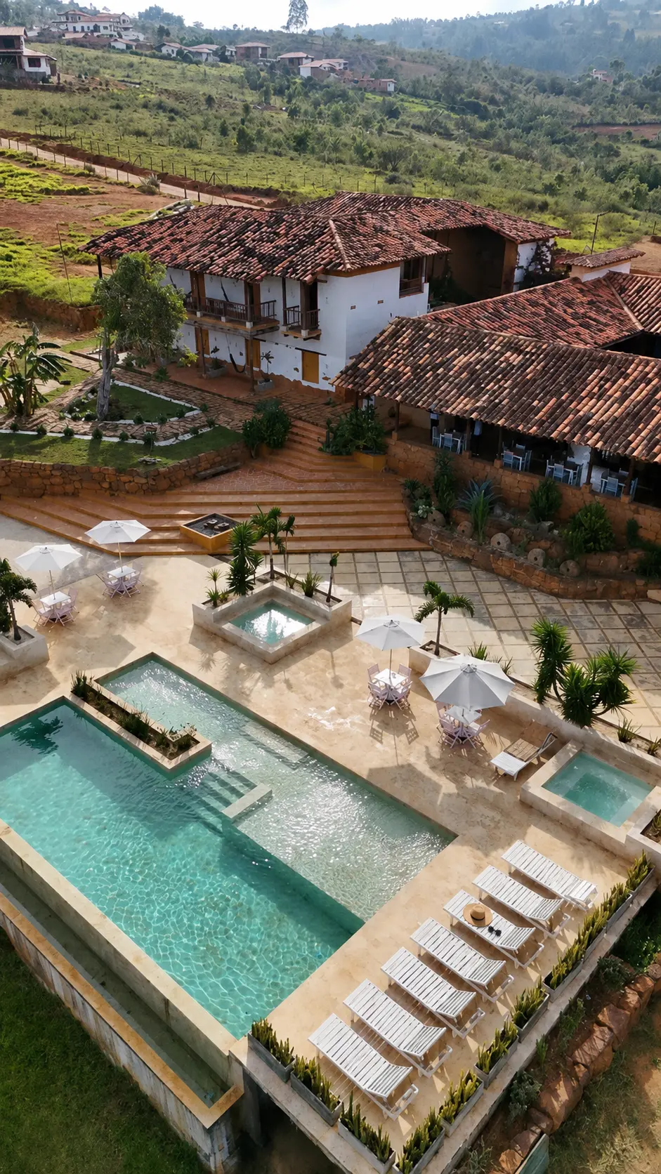 Vista aérea de la piscina y los jacuzzis del hotel