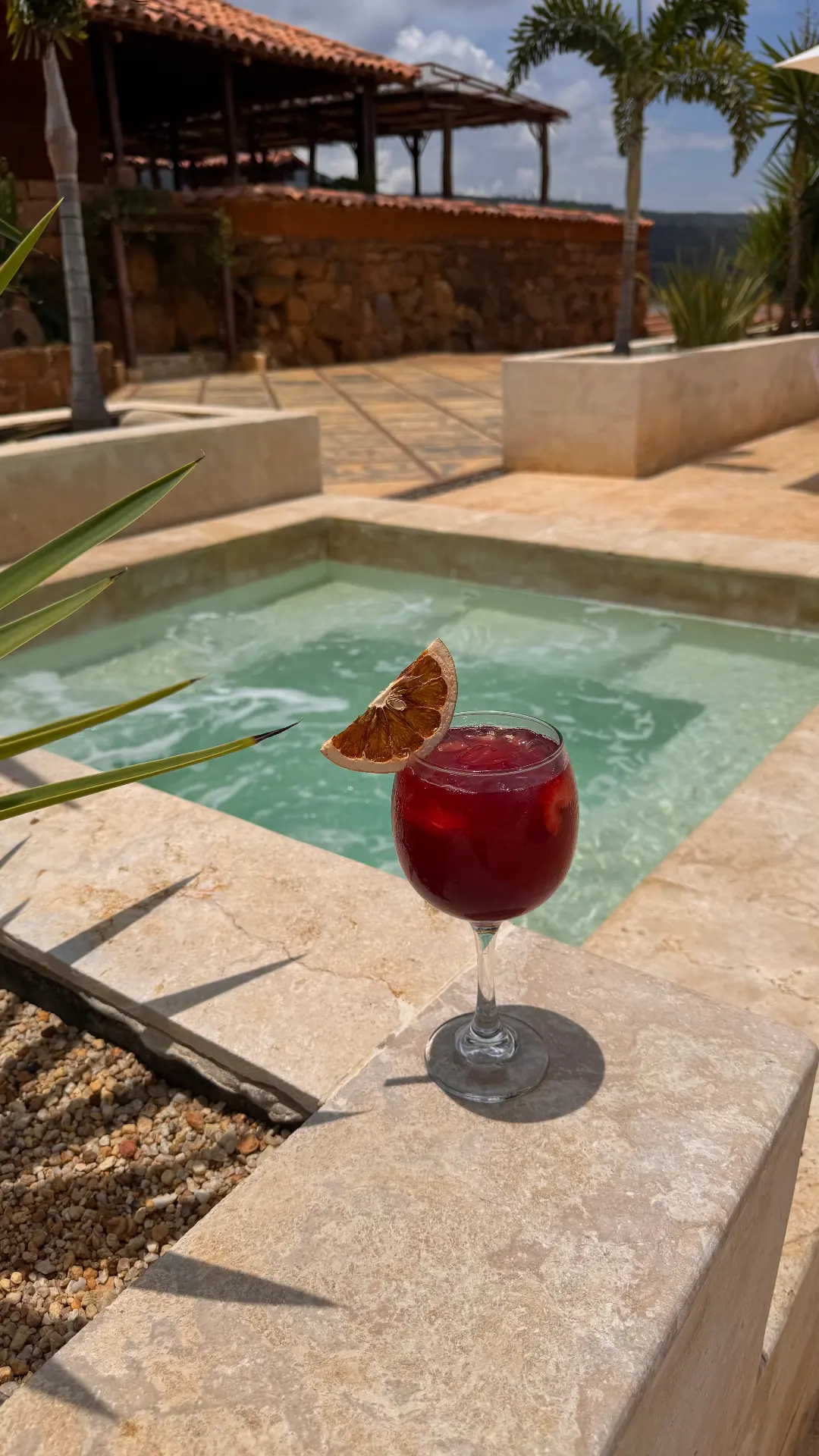 Coctel servido en el borde de un jacuzzi climatizado