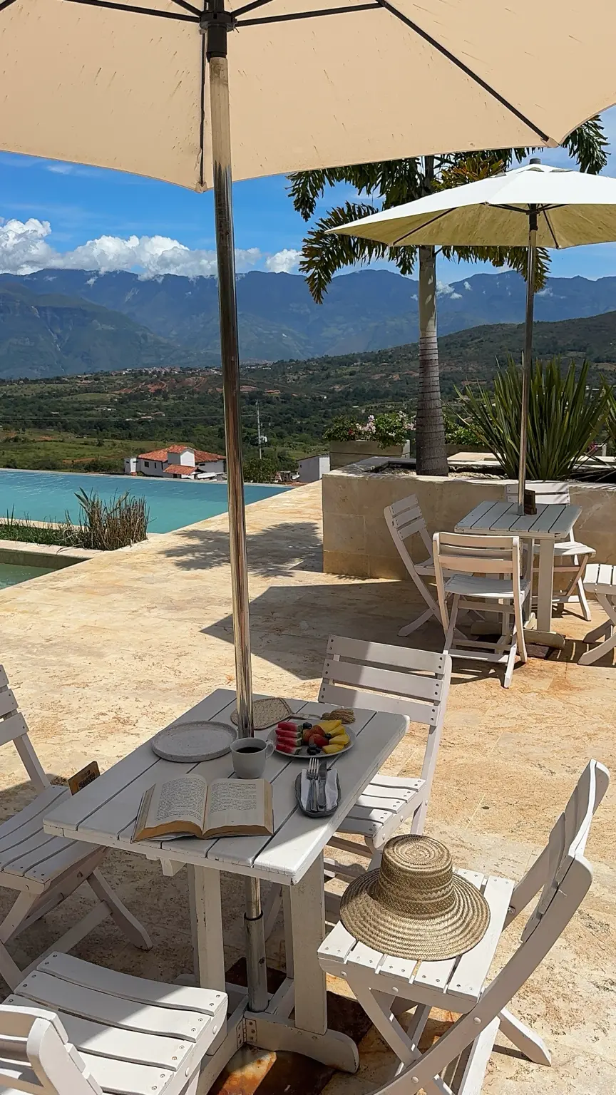 Terraza junto a la piscina con vista al valle