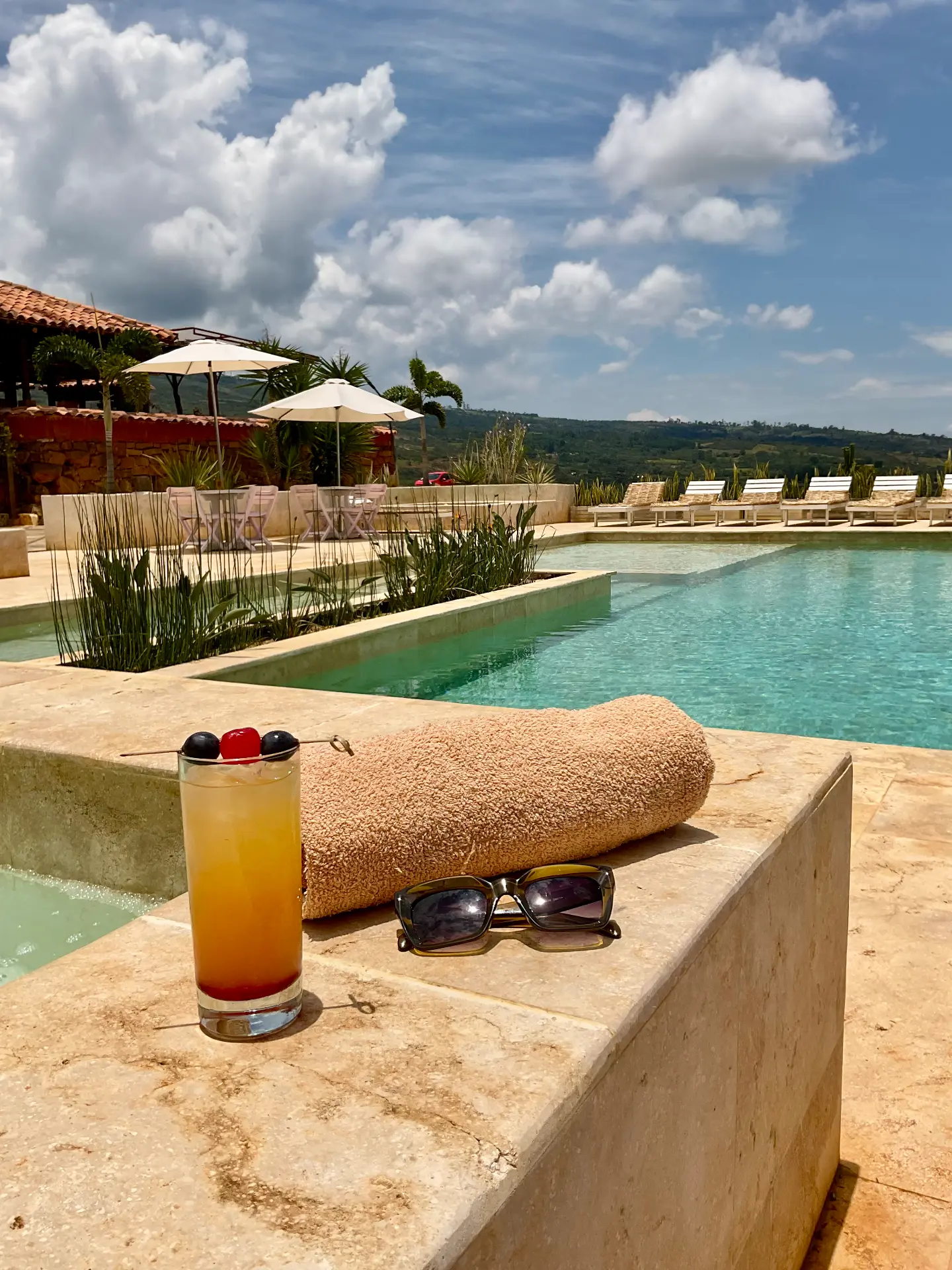 Coctel servido en la terraza de la piscina